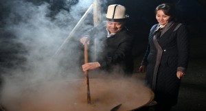 Президент Садыр Жапаров в Баткене принял участие в приготовлении угощения «сумолок»