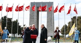 Cumhurbaşkanımız Sn. Erdoğan, Çanakkale’deki Törenlerde 129 Yıllık Tarihî Sancağı Millî Savunma Bakanı Hulusi Akar’a Teslim Etti