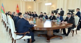 Президент Садыр Жапаров провел переговоры с Президентом Азербайджана Ильхамом Алиевым в расширенном формате