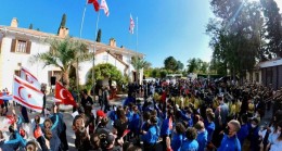 Cumhurbaşkanı Ersin Tatar, 23 Nisan Ulusal Egemenlik ve Çocuk Bayramı kutlamaları çerçevesinde organize edilen kortej yürüyüşüne katılan öğrencilerle Cumhurbaşkanlığı bahçesinde bir araya geldi