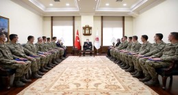 Millî Savunma Bakanı Hulusi Akar, Kahraman Komandolarımızla Bir Araya Gelerek Sohbet Etti