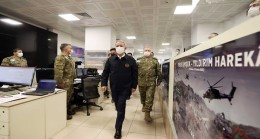 Millî Savunma Bakanı Hulusi Akar, Kara Kuvvetleri Harekât Merkezinde Pençe-Kilit Operasyonu’nu Takip Etti
