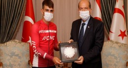 Türkiye şampiyonası yıldız erkek kategorisinde birincilik elde eden Kıbrıslı Türk bisiklet sporcusu Emre Kaplan’ı kabul eden Cumhurbaşkanı Ersin Tatar vurguladı: “Genç sporcularımızla gurur duyuyoruz”
