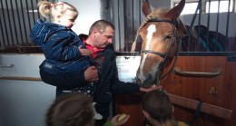 В Казани «Единая Россия» организовала для детей из Донбасса экскурсию на ипподром