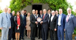 Cumhurbaşkanı Ersin Tatar, Türkiye ve Arap Ülkeleri İş İnsanları Derneği yönetim kurulu üyelerini kabul etti