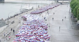 Активисты «Молодой Гвардии Единой России» и «Волонтёрской Роты» развернули в Москве самый большой флаг России