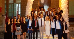 Cumhurbaşkanı Ersin Tatar’ın eşi Sibel Tatar, dün akşam düzenlenen Girne Turizm Meslek Lisesi Diploma Töreni’ne katıldı.