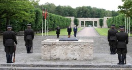 Millî Savunma Bakanı Hulusi Akar, Askerî Törenle Karşılandığı Letonya’da “Kahramanlar Mezarlığı”nı Ziyaret Etti