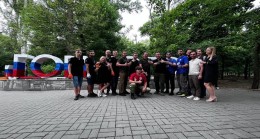 Волонтёры «Единой России» перекрасили в цвета российского флага стелу в парке имени Горького в Мелитополе