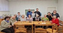 В Мурманске активисты «Единой России» провели для пенсионеров мастер-класс по изготовлению светоотражателей