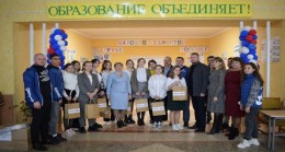 «Единая Россия» передала подарки школьникам Антрацитовского района ЛНР