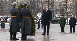 Президент «Белгісіз жауынгер бейіті» ескерткіш-мемориалына гүл шоғын қойды