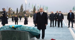 Қасым-Жомарт Тоқаев Өзбекстанның Тәуелсіздік монументіне гүл шоғын қойды