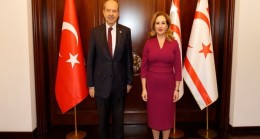 Cumhurbaşkanı Ersin Tatar ve eşi Sibel Tatar, Cumhurbaşkanlığı personelinin yeni yılını kutladı