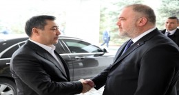 Президент Садыр Жапаров оставил запись в книге соболезнований в Посольстве Турции в Кыргызстане