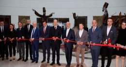 Cumhurbaşkanı Ersin Tatar, Yakın Doğu Üniversitesi Hastanesi Sergi Salonu’nda düzenlenen Uşak Halı Sergisi’nin açılışını gerçekleştirdi