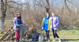 В Ставрополье активисты «Единой России» очистили от мусора берег озера