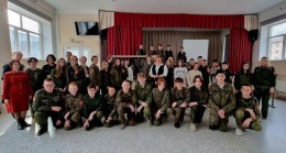 В Удмуртии депутаты «Единой России» организовали мастер-класс по плетению маскировочных сетей для бойцов СВО