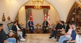 Cumhurbaşkanı Ersin Tatar, iletişim öğrencilerini kabul etti