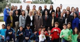 Mehmetçik’te, Cumhurbaşkanı Ersin Tatar’ın eşi Sibel Tatar’ın da katılımıyla, ipek böceği yetiştiriciliği ve koza işi ile ilgili seminer gerçekleştirildi