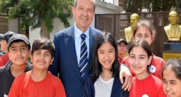 Cumhurbaşkanı Ersin Tatar, Trafik Haftası dolayısıyla Şht. Tuncer İlkokulu öğrenci ile Cumhurbaşkanlığı bahçesinde bir araya geldi