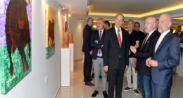 Cumhurbaşkanı Ersin Tatar, Yakın Doğu Üniversitesi Atatürk Kültür ve Kongre Merkezi Sergi Salonu’nda yer alan Güzel Sanatlar Nisan Sergisi’nin açılışını yaptı: