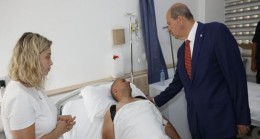 Cumhurbaşkanı Ersin Tatar, trafik kazası geçiren polis memuru Namık Özkan’ı ziyaret etti