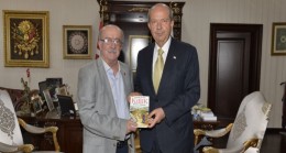 Abdullah Azizoğlu, son kitabını Cumhurbaşkanı Tatar’a takdim etti