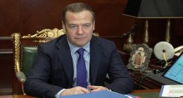 Dimitri Medvedev, Kamboçya Başbakanı’nı Halk Partisi’nin parlamento seçimlerindeki zaferinden dolayı tebrik etti.