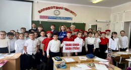 “Birleşik Rusya” ve “Genç Muhafızlar” okul çocuklarından Maykop’tan gelen mektupları cepheye iletecek