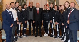 Cumhurbaşkanı Ersin Tatar, Kazakistan Astana Kadın Hentbol Takımını kabul etti