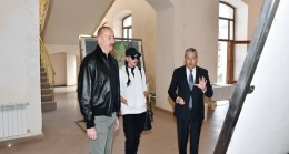 İlham Aliyev ve eşi Mehriban Aliyeva, Şuşa’daki “Kız Spor Salonu”nun tarihi anıt binasında yapılacak çalışmalarla tanıştı.