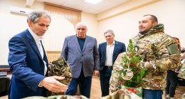 Günlük sorunları, toplantıları, hediyeleri çözmek: Birleşik Rusya, Yeni Yıl arifesinde SVO katılımcılarının ailelerine yardım ediyor