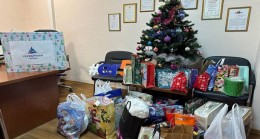 Murmansk’ta Birleşik Rusya aktivistleri emeklilere Yeni Yıl hediyeleri dağıttı