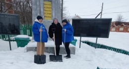 Ulyanovsk bölgesinde, Birleşik Rusya aktivistleri şehit askerlerin anısına bir temizlik günü düzenlediler