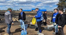 Birleşik Rusya Genç Muhafızları aktivistleri Irkutsk bölgesindeki yangın mağdurlarına yardım ediyor