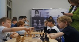 Birleşik Rusya, Irkutsk’taki halk destek merkezinde Sergei Karyakin’in adını taşıyan bir satranç turnuvası düzenledi
