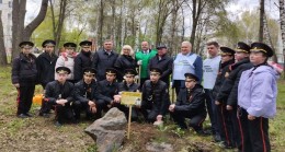 Birleşik Rusya aktivistleri Izhevsk’te Kırım’la dostluğun göstergesi olarak bir anma bahçesi kurdular