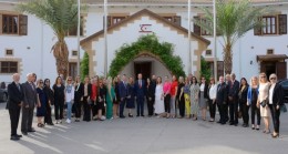 Cumhurbaşkanı Ersin Tatar, Bahar Esintileri Sanat Derneği Başkanı Ahmet Gökhan, Bahar Esintileri Koro Şefi Bahar Gökhan ve koro ekibini kabul etti