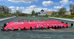 Gazilerin evlerinde geçit törenleri ve Aziz George kurdelelerinin dağıtımı: Birleşik Rusya bölgelerde şenlik etkinlikleri düzenliyor
