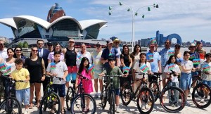 Beynəlxalq veloyürüşün iştirakçıları Bakıda şəhid uşaqlarına velosiped hədiyyə edib