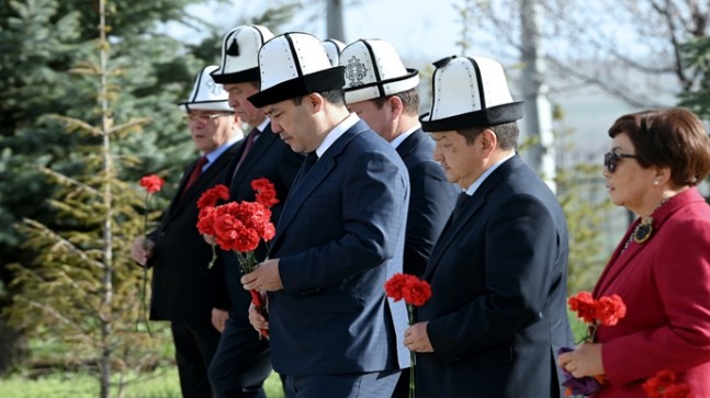 Президент Садыр Жапаров почтил память героев Апрельской революции