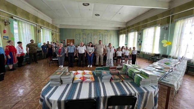 «Единая Россия» передала 10 тысяч учебников в школу в Мариуполе