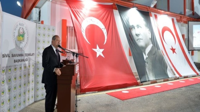 Cumhurbaşkanı Ersin Tatar, İskele Bölge Müdürlüğü’nde düzenlenen Sivil Savunma Halk Örgütü mükellefi olarak görev yapan ve yaş haddinden dolayı görev süresi sona erenlere plaket takdiminin yapıldığı terhis törenine katıldı