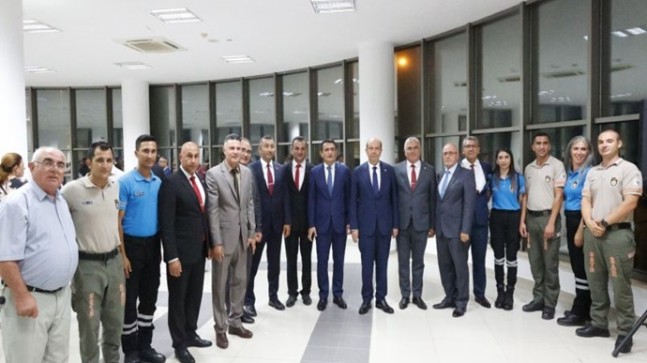 Cumhurbaşkanı Ersin Tatar, Sivil Savunma Teşkilatı Başkanlığı Gazimağusa Bölge Müdürlüğü’nde Sivil Savunma Halk Örgütü mükellefi olarak görev yapan ve yaş haddinden dolayı görev süresi bitenlere plaket takdiminin yapıldığı terhis törenine katıldı