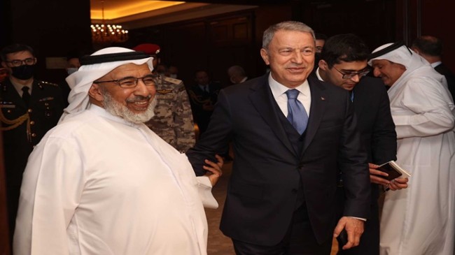 Millî Savunma Bakanı Hulusi Akar, Katar’da Vakıflar ve İslam İşleri Bakanı Ganim bin Şahin el-Ganim ile Bir Araya Geldi