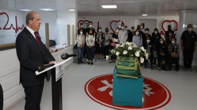 Cumhurbaşkanı Ersin Tatar, geçtiğimiz gün hayatını kaybeden Dr. Ali Niyazi Fikret’in, Dr. Burhan Nalbantoğlu Devlet Hastanesi’nde düzenlenen cenaze törenine katıldı