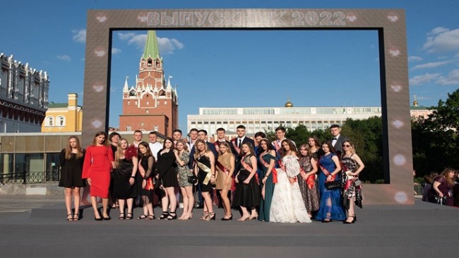 «Единая Россия» организовала для школьников из Донбасса поездку на Всероссийский выпускной бал-2022