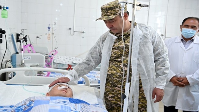 Президент Садыр Жапаров навестил пограничников, получивших ранения в ходе перестрелки на кыргызско-таджикском участке госграницы в Баткенской области