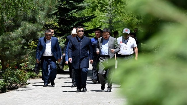 Президент Садыр Жапаров ознакомился с работой спортивно-оздоровительного лагеря «Дельфин»